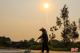 Người "trốn" nắng gắt, tôi "trông" nắng vàng