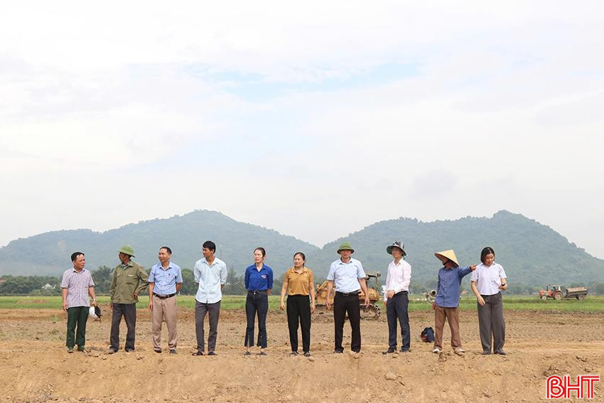 Cán bộ và Nhân dân xã Xuân Lĩnh giám sát việc triển khai dồn điền, đổi thửa. 7.jpg