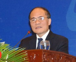 Phó Thủ tướng Thường trực Nguyễn Sinh Hùng phát biểu chỉ đạo Hội nghị tổng kết hoạt động của Tổ công tác chuyên trách CCTTHC