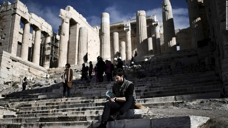 Athens (Hy Lạp): Các công trình cổ của Athens hòa hợp đến kinh ngạc với Athens hiện đại. Du khách có thể tìm thấy các quán cà phê và cửa hàng trên khu phố đi bộ dưới thành Acropolis, khiến di tích này trở thành một phần trong cuộc sống hàng ngày của người dân Athens. nhung thanh pho co kinh chon giau nen van minh nhan loai
