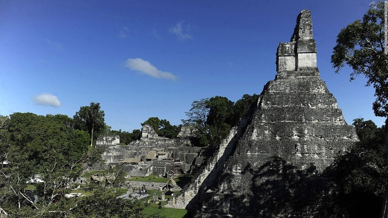 Tikal (Guatemala): Ẩn mình giữa những khu rừng của Guatemala, Tikal từng là một thành trì của người Maya, là tấm gương phản chiếu hơn 1.000 năm thành tựu văn hóa, khởi nguồn từ năm 600 TCN. Công trình trong ảnh là một trong những ngôi đền nổi tiếng nhất tại khu vực - đền Tikal I, hay đền Great Jaguar. nhung thanh pho co kinh chon giau nen van minh nhan loai