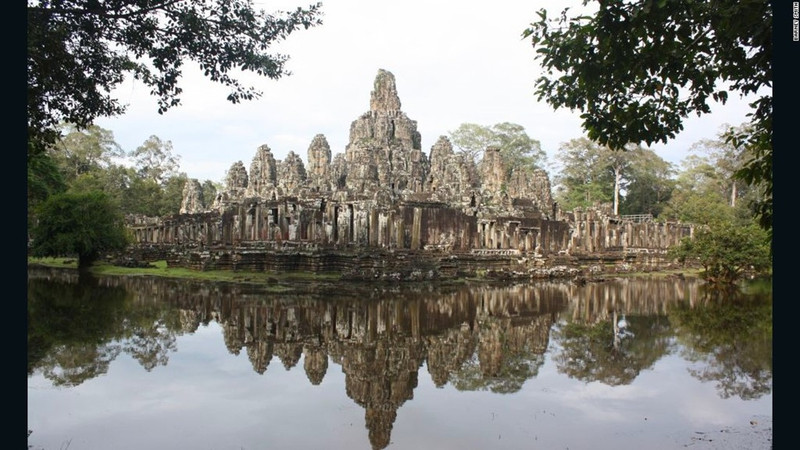 Angkor Wat (Campuchia): Đây từng là một thành phố rộng lớn với hệ thống đường xá, nhà cửa, kênh rạch, ao và đền trải khắp vùng nông thôn Campuchia. nhung thanh pho co kinh chon giau nen van minh nhan loai