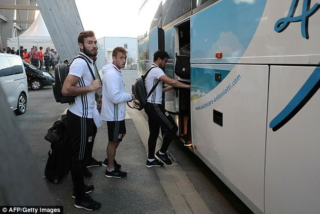 bao loan kinh hoang hang tram cdv xuong san danh cau thu lyon