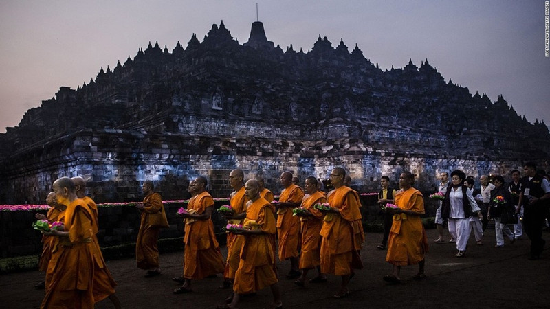 Borobudur (Indonesia): Khu đền Phật giáo từ thế kỷ 9 Borobudur là nơi được tham quan nhiều nhất ở Indonesia. Công trình hoàn thành vào đầu những năm 800, nằm dưới lớp phủ của tro núi lửa và rừng hàng thế kỷ, trước khi được tìm thấy đầu những năm 1800. nhung thanh pho co kinh chon giau nen van minh nhan loai