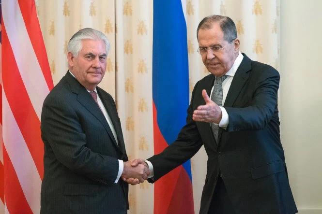 Ngoại trưởng Nga Sergey Lavrov (phải) đón người đồng cấp Mỹ Rex Tillerson tại Matxcơva ngày 12-4 - Ảnh: AP vi sao nga bao ve trieu tien