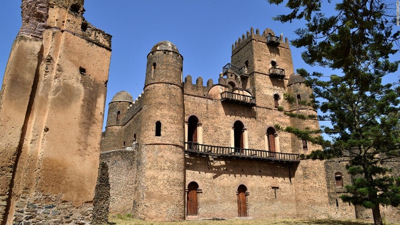 Gondar (Ethiopia): Thủ đô của đế chế Ethiopia cổ - Gondar - đã hứng chịu những cuộc xâm lăng liên tiếp từ giữa những năm 1800. Tuy nhiên vài lâu đài và nhà thờ vẫn tồn tại, bao gồm Fasil Ghebbi (trong ảnh) - một thành trì của hoàng gia, giúp chúng ta được chiêm ngưỡng một trong số ít thành phố thời Trung cổ của châu Phi còn tồn tại đến ngày nay. nhung thanh pho co kinh chon giau nen van minh nhan loai