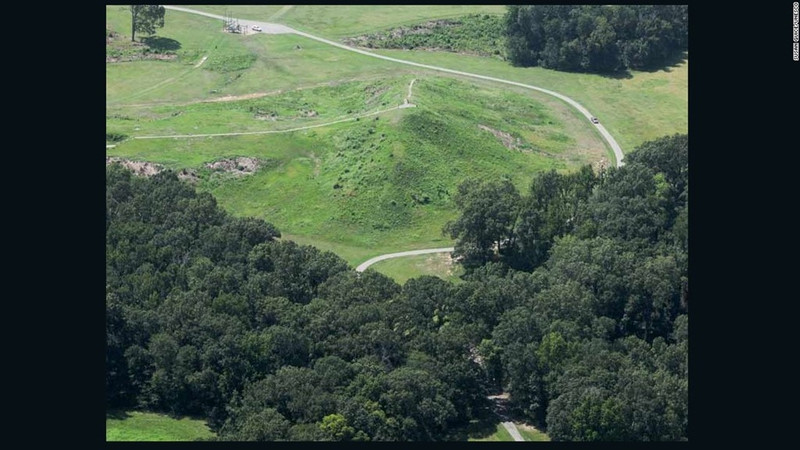 Poverty Point, Louisiana (Mỹ): Thậm chí phần lớn người Mỹ không biết tới Poverty Point ở bang Louisiana. Khu thương mại phức tạp này đã đạt tới đỉnh cao của văn minh nhân loại vùng Bắc Mỹ từ khoảng năm 3500 TCN. Di tích được xây dựng và sử dụng bởi các thợ săn, ngư dân và người thu gom, mặc dù nông nghiệp vẫn chưa xuất hiện. nhung thanh pho co kinh chon giau nen van minh nhan loai