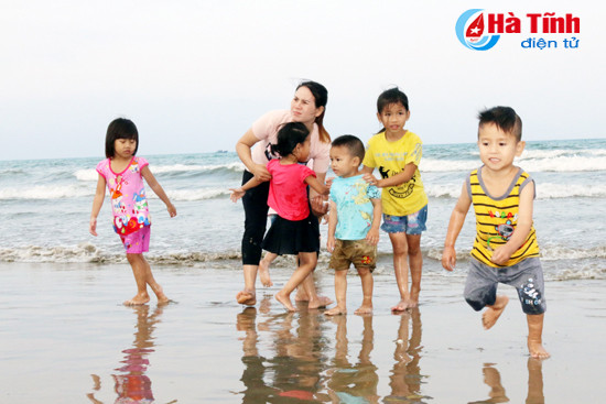 Mới đầu mùa, biển Thạch Bằng đã dập dìu du khách