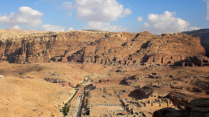 Petra (Jordan): Với niên đại từ khoảng năm 300 TCN, Petra nổi tiếng với những tòa nhà ấn tượng khắc vào vách đá sa thạch đỏ. Bao quanh thành phố cổ là các hẻm núi, tạo ra một mê cung hành lang, giúp nơi đây trở thành bí mật với người châu Âu hàng thế kỷ. nhung thanh pho co kinh chon giau nen van minh nhan loai