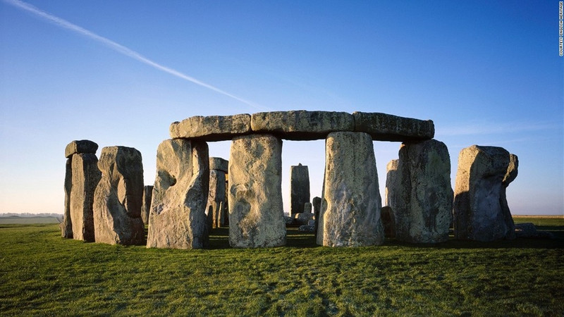 Stonehenge (Anh): Người ta tin rằng vòng đá từ thời tiền sử này có thể được xây dựng từ tận 5.000 năm trước và quá trình thực hiện trải dài suốt 1.500 năm. Cách thức những tảng đá khổng lồ được chuyển tới đây vẫn là một bí ẩn. nhung thanh pho co kinh chon giau nen van minh nhan loai