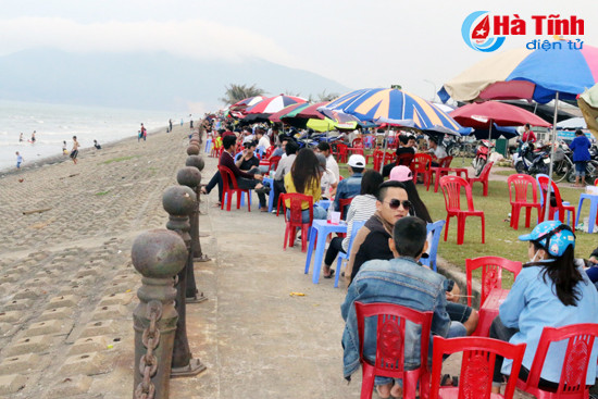 Mới đầu mùa, biển Thạch Bằng đã dập dìu du khách