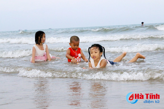 Mới đầu mùa, biển Thạch Bằng đã dập dìu du khách