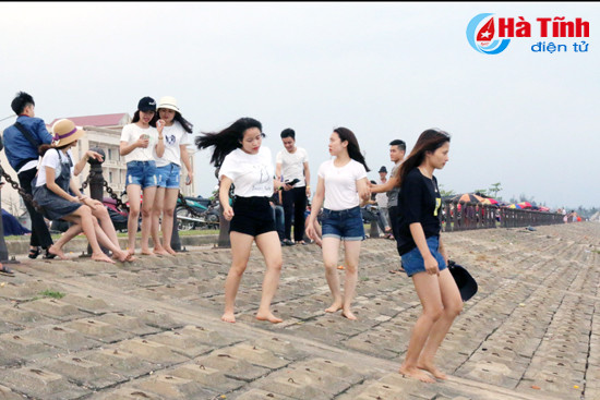 Mới đầu mùa, biển Thạch Bằng đã dập dìu du khách