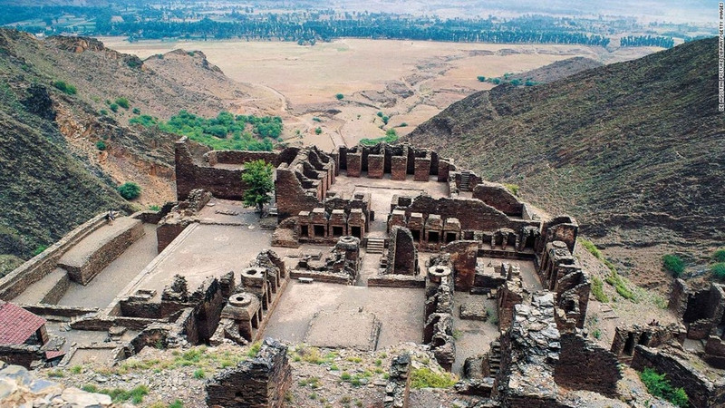 Takht-i-Bahi (Pakistan): Khu lăng mộ Phật giáo này được xây dựng vào thế kỷ đầu tiên, nhưng 600 năm sau không còn được sử dụng. Vị trí trên đỉnh đồi bảo vệ nơi đây khỏi sự xâm phạm, cho tới khi người Anh đi qua và mang theo những kho báu còn sót lại. nhung thanh pho co kinh chon giau nen van minh nhan loai
