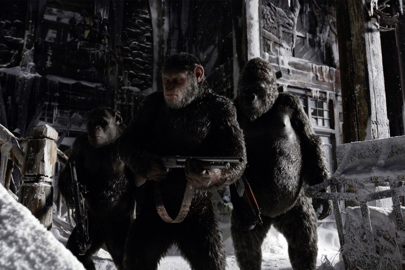 War for the Planet of the Apes - 14/7: Sau những sự kiện trong Dawn of the Planet of the Apes (2014), mối quan hệ giữa loài linh trưởng và con người không còn có thể hàn gắn. Một trận chiến quyết định xem liệu đâu sẽ là giống loài thống trị Trái đất là điều không thể tránh khỏi. Thủ lĩnh Caesar (Andy Serkis) nay phải đối đầu với tên Colonel (Woody Harrelson) tàn ác, xảo quyệt. Ảnh: Fox. 20 phim bom tan khong the bo qua trong mua he 2017