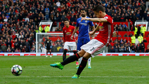 m u ha chelsea thoi lua vao cuoc dua vo dich