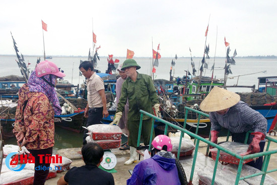 tau thuyen cap ben 15 tan muc het veo tai cang cua sot