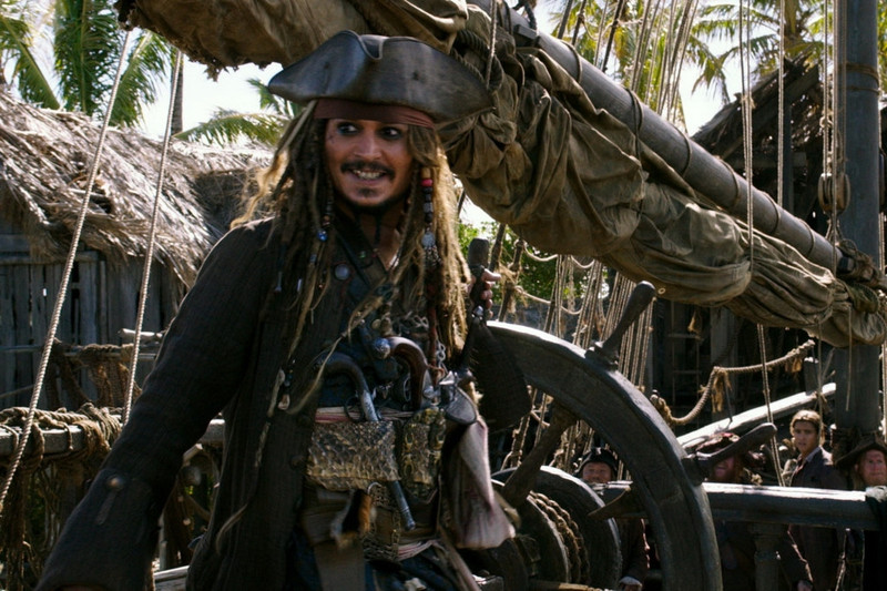 Pirates of the Caribbean: Salazar’s Revenge - 26/5: Phần năm của loạt bom tấn Cướp biển Caribbean tiếp tục giúp khán giả gặp lại “chàng cướp biển say khướt” Jack Sparrow (Johnny Depp) cùng những gương mặt quen thuộc như Will Turner (Orlando Bloom), thuyền trưởng Barbossa (Geoffrey Rush)… Lần này, bóng ma của thuyền trưởng khát máu Salazar (Javier Bardem) trở lại để đòi món nợ máu năm xưa với Jack Sparrow. Ảnh: Disney. 20 phim bom tan khong the bo qua trong mua he 2017