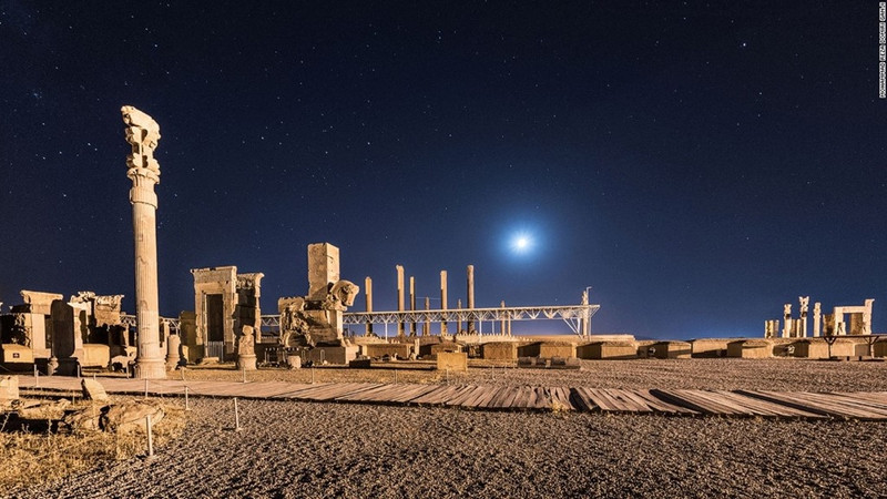 Persopolis (Iran): Khi Iran dần mở cửa lại với du lịch phương Tây, Persopolis đã từng bước lấy lại sự quyến rũ của mình với du khách. Thành phố được thành lập vào năm 518 TCN, dưới triều đại Darius I - người cai trị Đế chế Achaemenian của người Ba Tư cổ, sau đó phát triển lớn mạnh cho tới khi Alexander Đại Đế chiếm giữ 2 thế kỷ sau. nhung thanh pho co kinh chon giau nen van minh nhan loai