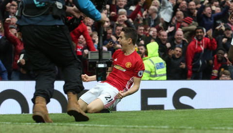 m u ha chelsea thoi lua vao cuoc dua vo dich