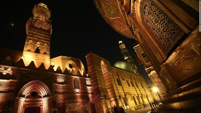 Cairo (Ai Cập): Cùng với quần thể kim tự tháp Giza ở ngoại ô thành phố, Cairo đã trải qua lịch sử hơn 1.000 năm. Trong ảnh là đường Al-Mu’izz al-Din Illah, một trong những con đường lịch sử quan trọng nhất tại khu Hồi giáo ở Cairo. nhung thanh pho co kinh chon giau nen van minh nhan loai
