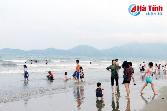 Mới đầu mùa, biển Thạch Bằng đã dập dìu du khách