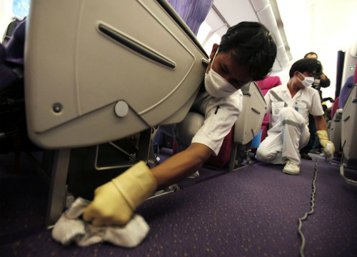 Mỗi khi máy bay hạ cánh, một cuộc đua giữa những nhân viên sân bay sẽ bắt đầu. Ảnh: Travel Talk. duong day an trom quy mo lon tai san bay my