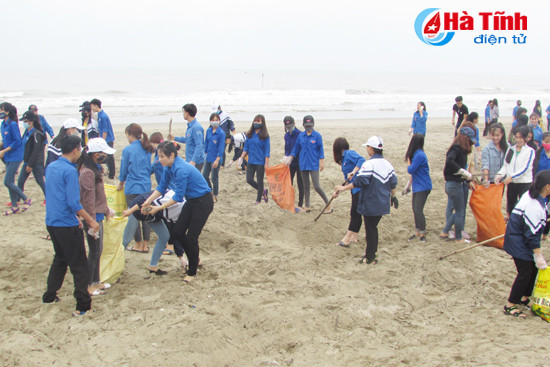 hon 500 dvtn nghi xuan ra quan lam sach bai bien