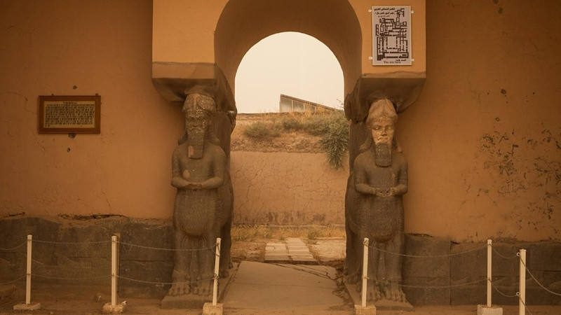 Nimrud (Iraq): Nimrud là kinh đô của đế chế đầu tiên trên thế giới, từng là một thành phố đầy kiêu hãnh với các cung điện và ngôi đền rộng lớn. Đồ làm bằng ngà voi, những tấm đá khắc, trang sức và vương miện bằng vàng đều được chôn giấu bên trong di tích. Tuy nhiên, rất nhiều công trình và tác phẩm nghệ thuật vô giá gần đây đã bị Tổ chức Nhà nước Hồi giáo (IS) hủy hoại. nhung thanh pho co kinh chon giau nen van minh nhan loai