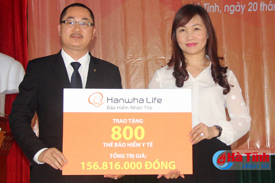 trao tang 800 the bhyt cho hoc sinh ngheo ha tinh