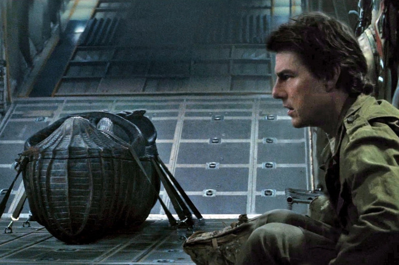 The Mummy - 9/6: Hãng Universal học tập Marvel Studios và Disney tạo ra vũ trụ phim quái vật mới, mà mở đầu là xác ướp có tuổi đời 2.000 năm của công chúa Ahmanet (Sofia Boutella) - người định giết cha để lên ngôi báu tại Ai Cập nhưng bất thành. Quân đội Mỹ vô tình phát hiện ra lăng mộ Ahmanet và đánh thức những thế lực siêu nhiên mà họ không thể nào ngờ tới. Ngôi sao sáng giá nhất của bom tấn là Tom Cruise trong vai người hùng Nick Morton. Ảnh: Universal. 20 phim bom tan khong the bo qua trong mua he 2017