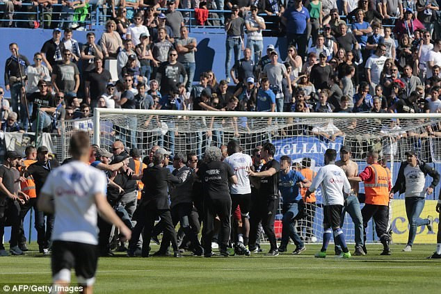 bao loan kinh hoang hang tram cdv xuong san danh cau thu lyon