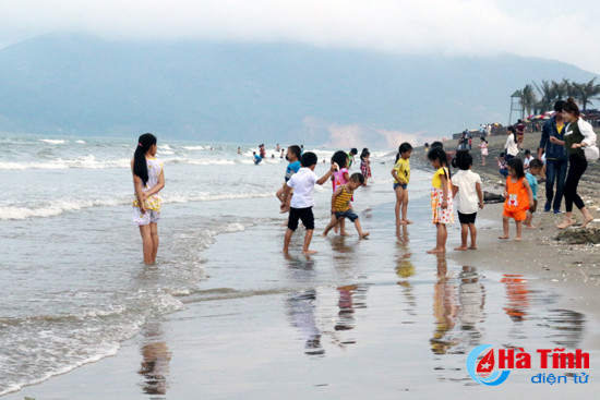 Mới đầu mùa, biển Thạch Bằng đã dập dìu du khách