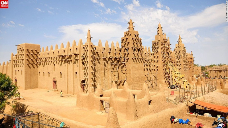 Timbuktu (Mali): Trước khi sa mạc Sahara gần như nuốt chửng cả thành phố, và trước khi thực dân Pháp quét qua, Timbuktu từng là một trong những trung tâm giáo dục quan trọng nhất thế giới. Những người gìn giữ các bản thảo sót lại vẫn sử dụng kỹ thuật cũ để bảo quản chúng, giống những thủ thư trước kia. nhung thanh pho co kinh chon giau nen van minh nhan loai