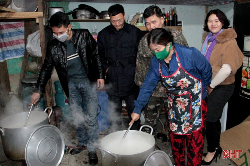 Phát 200 suất cháo miễn phí cho bệnh nhân nghèo