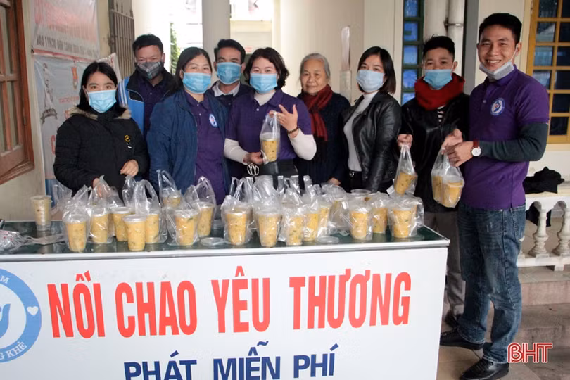 Phát 200 suất cháo miễn phí cho bệnh nhân nghèo