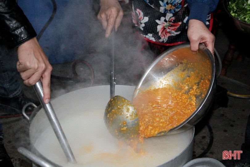 Phát 200 suất cháo miễn phí cho bệnh nhân nghèo