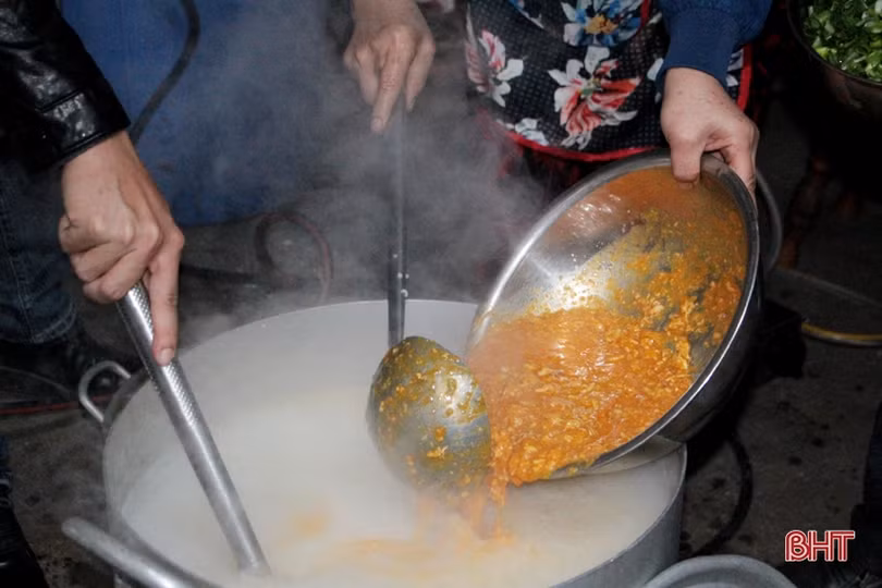 Phát 200 suất cháo miễn phí cho bệnh nhân nghèo