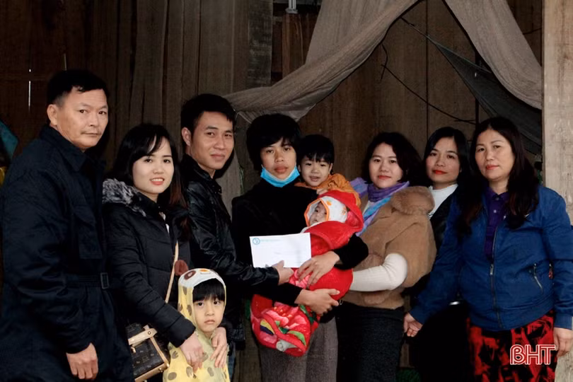 Phát 200 suất cháo miễn phí cho bệnh nhân nghèo