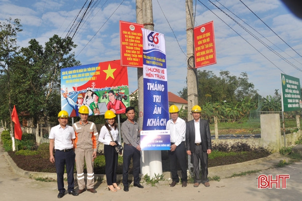 Điện lực Hà Tĩnh trao tặng “Đường điện thắp sáng làng quê”