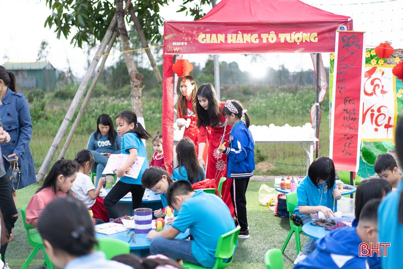 Rộn ràng “phiên chợ cuối năm” ở Trường Phổ thông liên cấp Albert Einstein