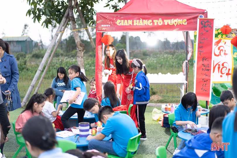 Rộn ràng “phiên chợ cuối năm” ở Trường Phổ thông liên cấp Albert Einstein