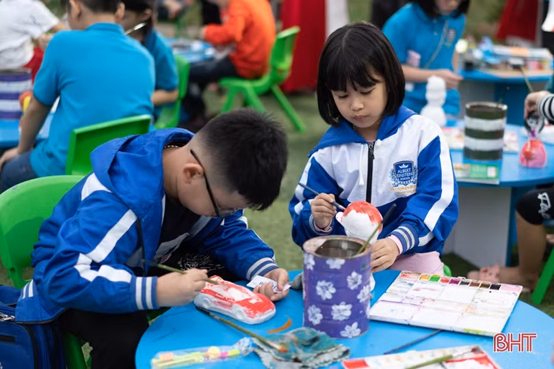 Rộn ràng “phiên chợ cuối năm” ở Trường Phổ thông liên cấp Albert Einstein