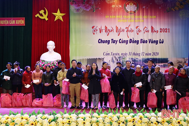 960 triệu đồng quà tết đến với người dân vùng lũ Cẩm Xuyên