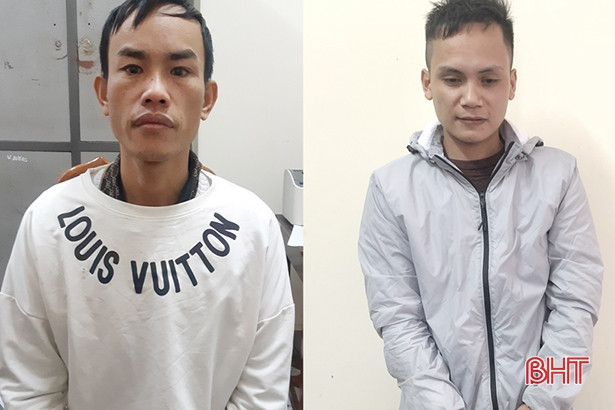 Hai đối tượng trốn nã ra đầu thú