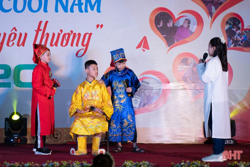 Rộn ràng “phiên chợ cuối năm” ở Trường Phổ thông liên cấp Albert Einstein