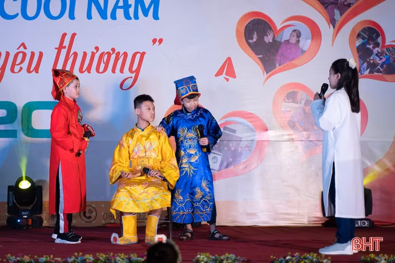 Rộn ràng “phiên chợ cuối năm” ở Trường Phổ thông liên cấp Albert Einstein