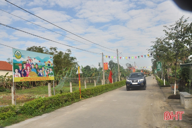 Điện lực Hà Tĩnh trao tặng “Đường điện thắp sáng làng quê”