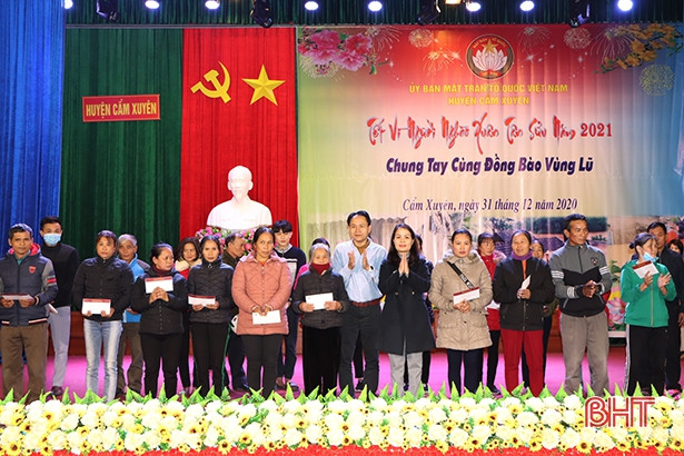 960 triệu đồng quà tết đến với người dân vùng lũ Cẩm Xuyên