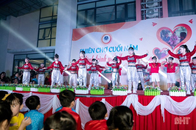 Rộn ràng “phiên chợ cuối năm” ở Trường Phổ thông liên cấp Albert Einstein